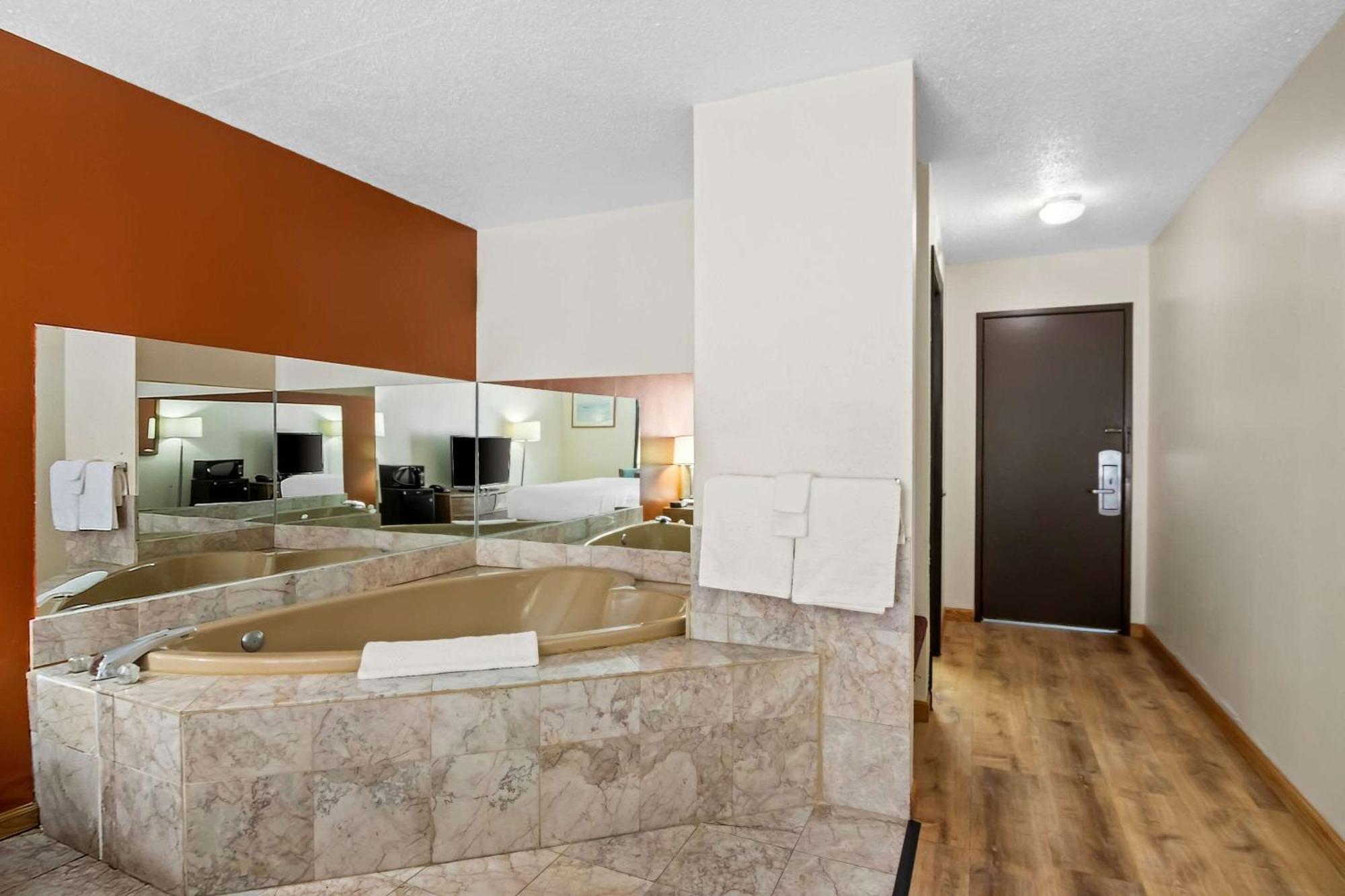 Econo Lodge Manistee Kültér fotó